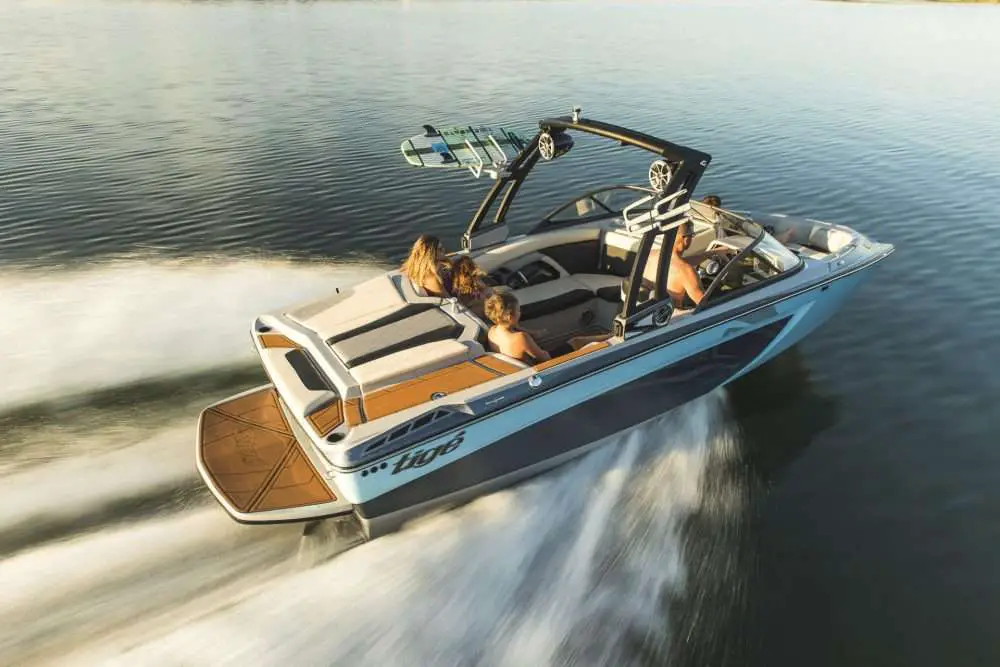 10 Best Tow Boats for Water Skiing and Wakeboarding ...