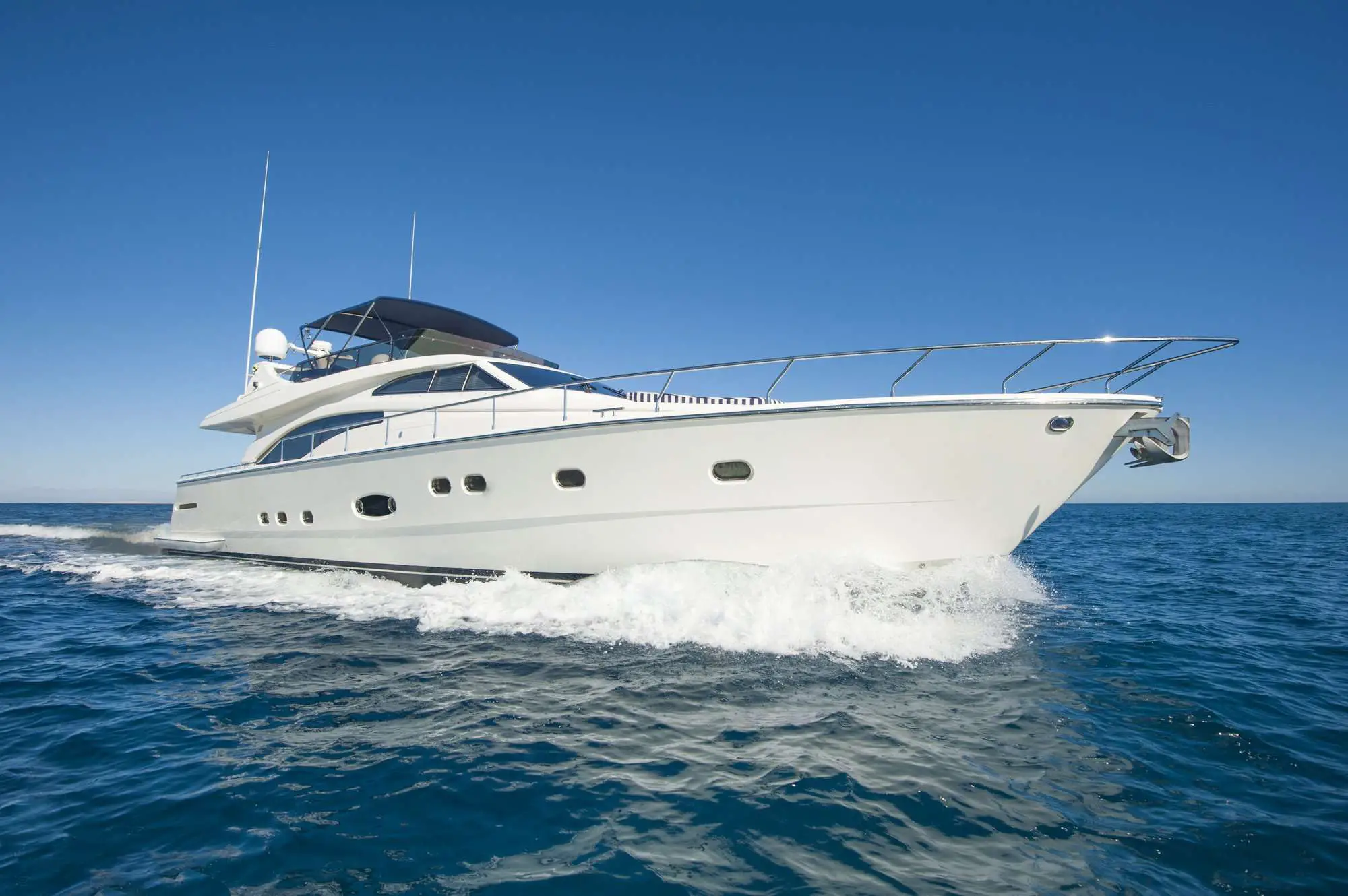 5 Awesome Boats You Can Live On