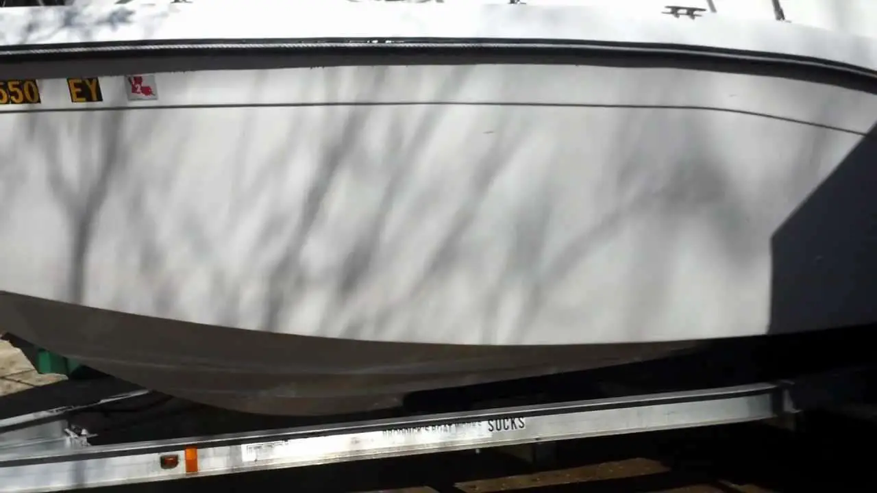 How To Clean Your Fiberglass Boat Hull and Remove Water ...