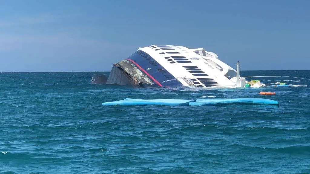 More than 20 rescued from capsized Galapagos Islands tour ...