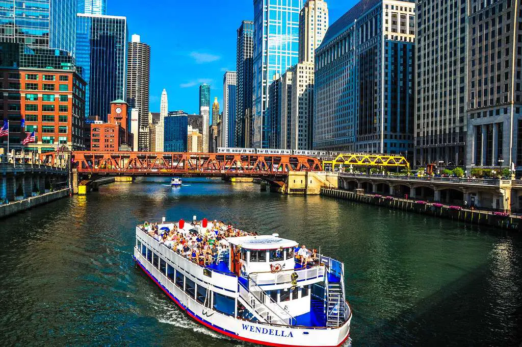 Wendella River Boat Tours on the Chicago River with Skyscr