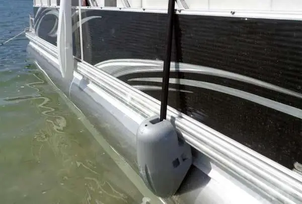 What Size Fenders for a Pontoon Boat Should You Choose ...